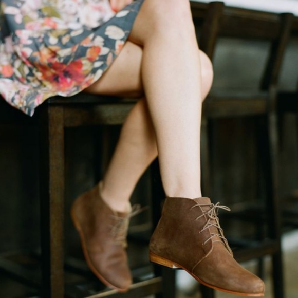 Nisolo Shoes - Nisolo Ladies brown suede Chukka boot wood heel